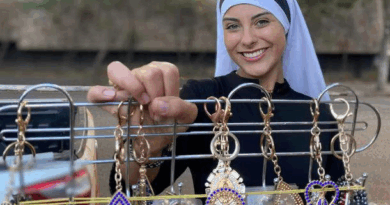 La hermana miss: monja vendía colgantes a beneficio y se hizo viral por su belleza