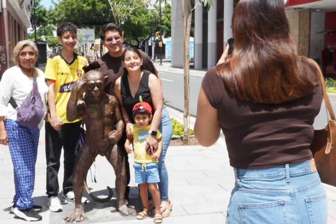 El mono de bronce que sorprende en el centro, esquina de Pichincha e Illingworth