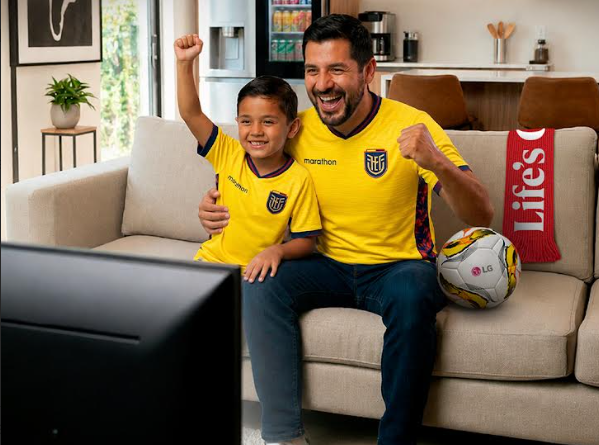 Papá vive la fiesta del fútbol en primera fila sin salir de casa